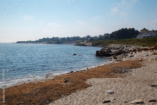 Obraz na płótnie Rocky beach at the Cliff walk at the shore of the Easton bay in Newport, Rhode Island, USA w salonie