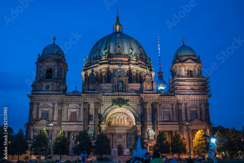 De Reichstag met glazen koepel bij nacht, Berlijn, Duitsland