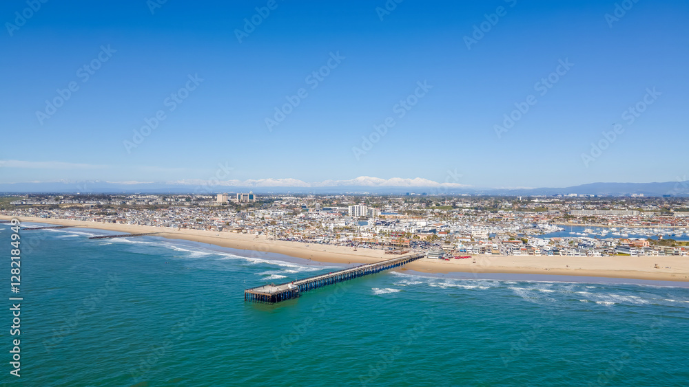 Fototapeta premium Newport Beach Harbor & Sunset Photos: Scenic Coastlines, Vibrant Skies, Sailboats, and Coastal Landscapes – Perfect for Travel, Nature, and Backgrounds