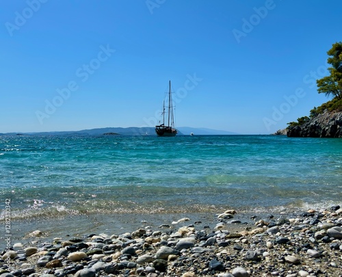 Fototapeta Naklejka Na Ścianę i Meble -  Ship on the horizon