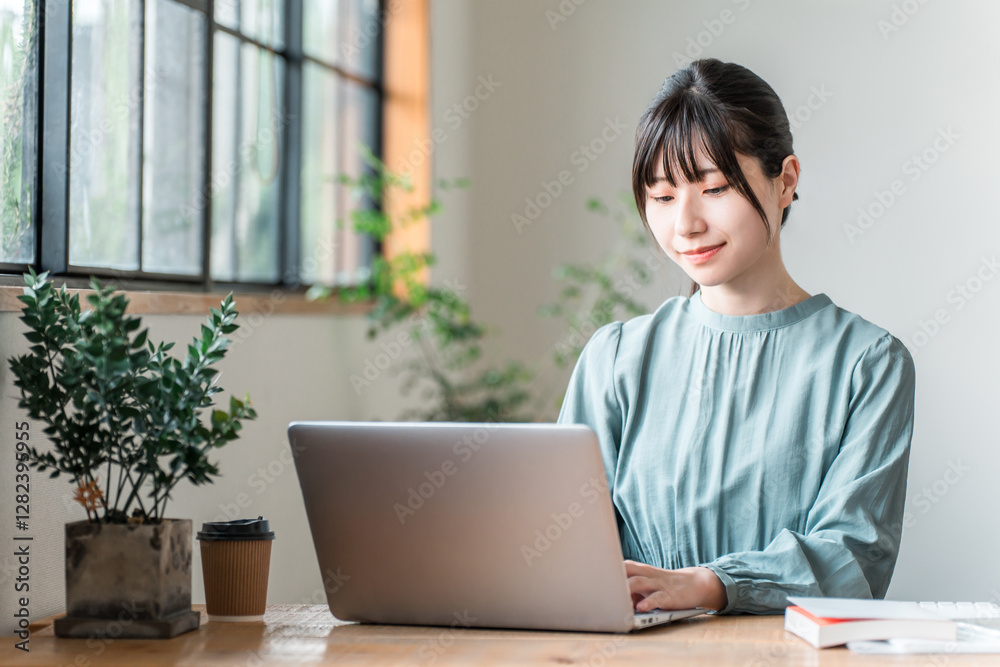 カフェでテレワーク・ノマドワークする若いアジア人女性
カフェでテレワーク・ノマドワークする若いアジア人女性