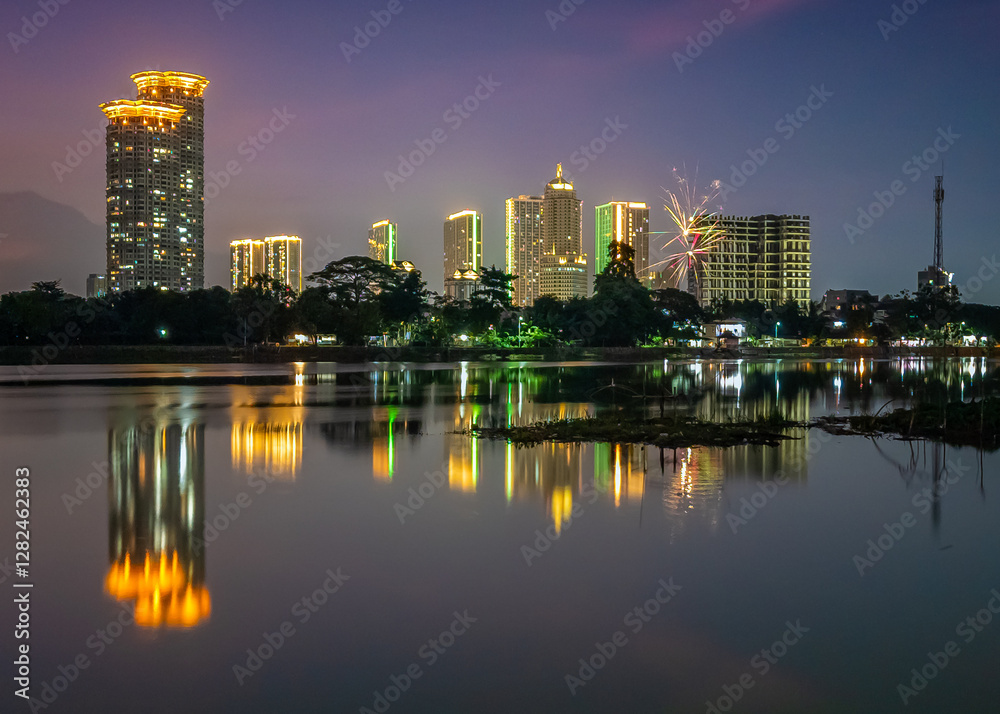 Naklejka premium Lake city skyline at night