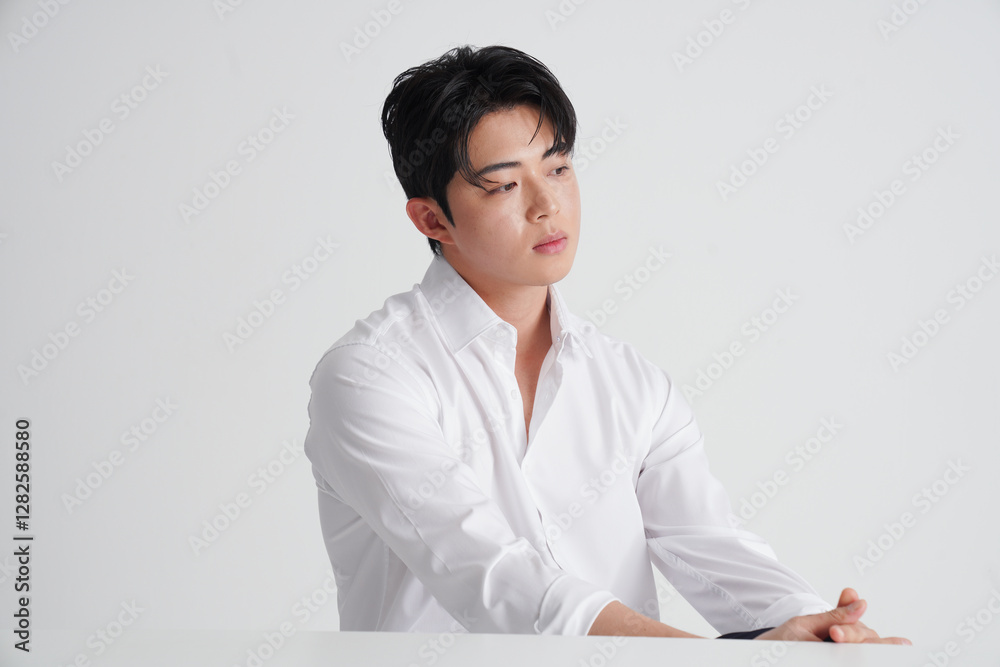 白シャツを着た若い男性のビジネスポートレート