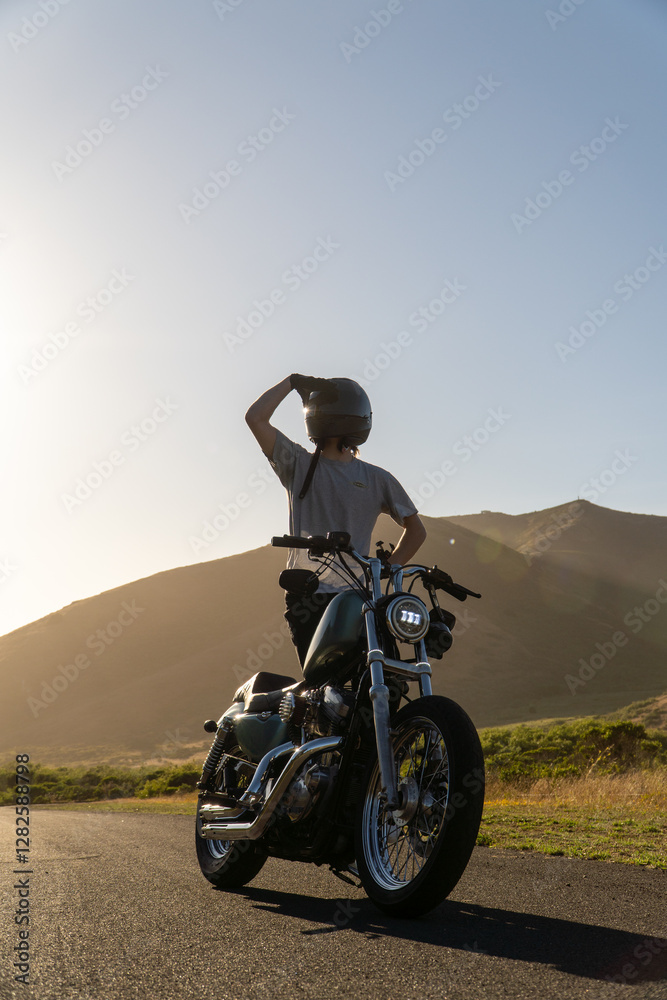 Obraz premium Biker during golden hour