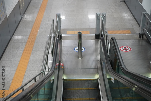 한국의 지하철 안 에스컬레이터