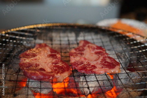 그릴에 굽고있는 소꼬리