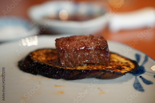 구운 가지위에 올린 소고기