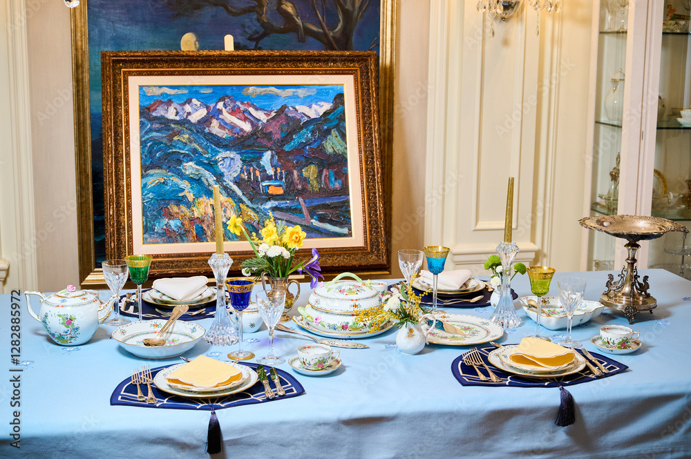 Vintage bicentennial porcelain in excellent condition with handmade spring flowers. Magnificent spring setting Herend