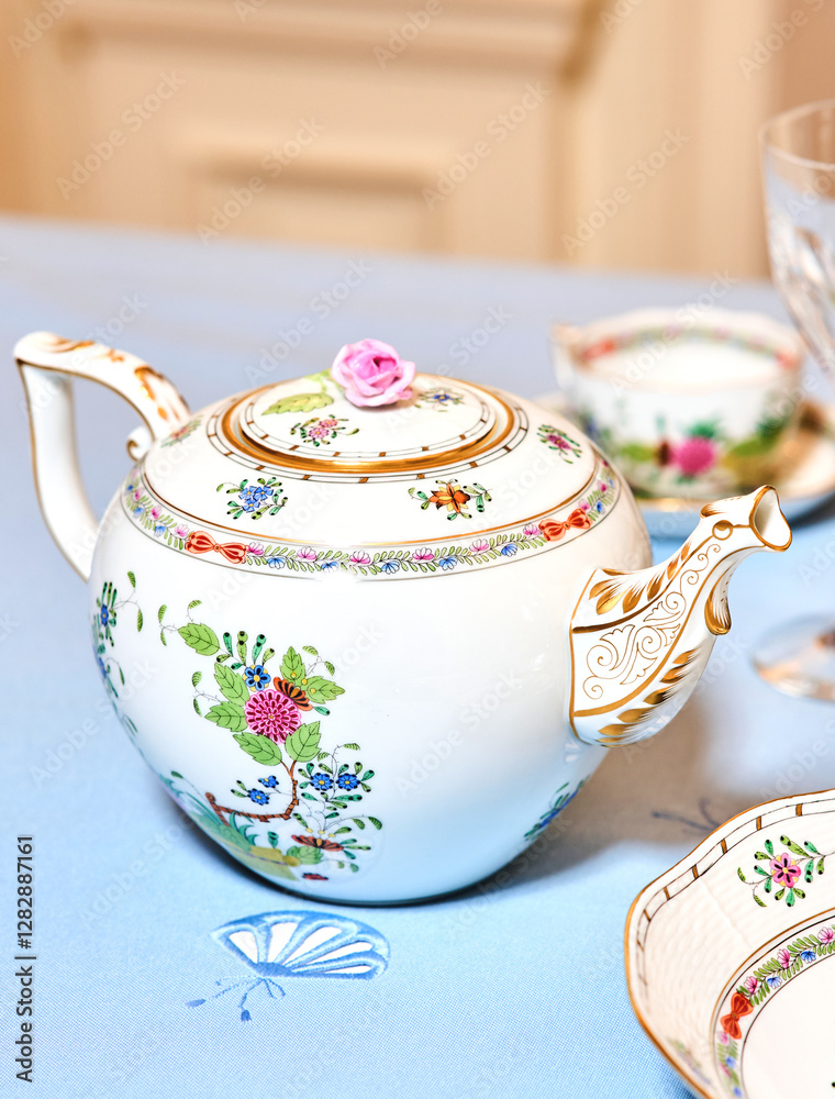 Vintage bicentennial porcelain in excellent condition with handmade spring flowers. Magnificent spring setting Herend