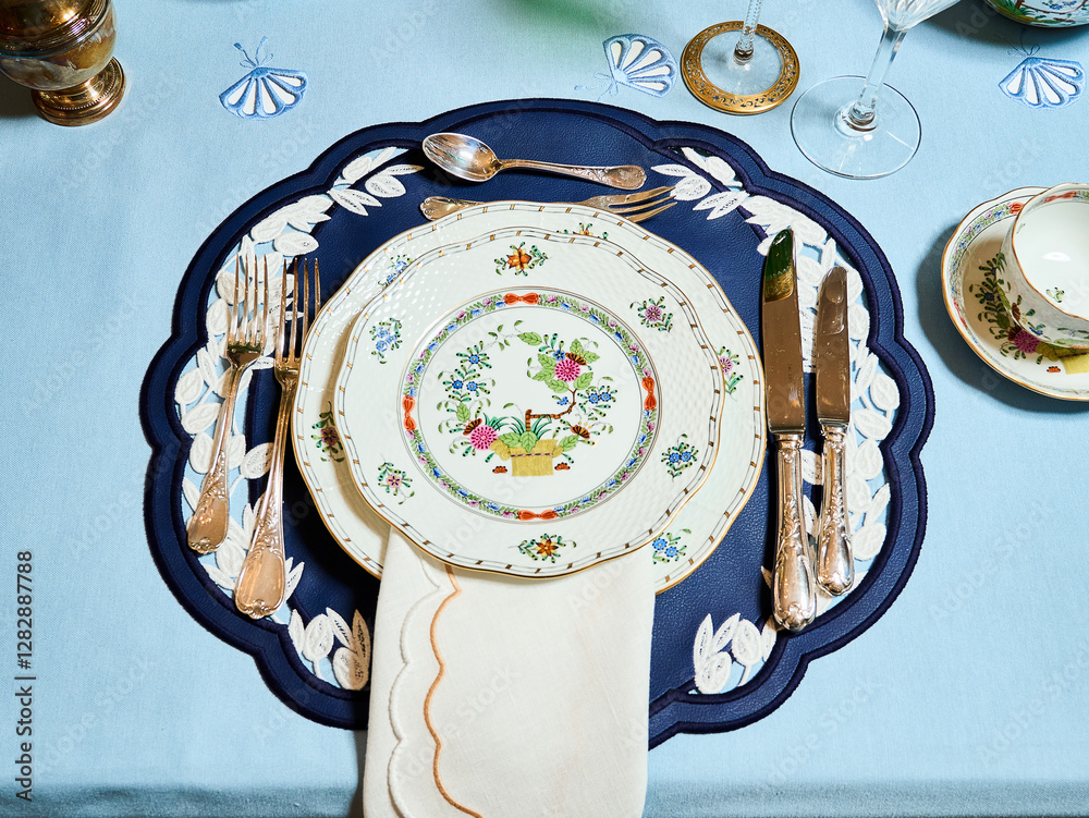 Vintage bicentennial porcelain in excellent condition with handmade spring flowers. Magnificent spring setting Herend