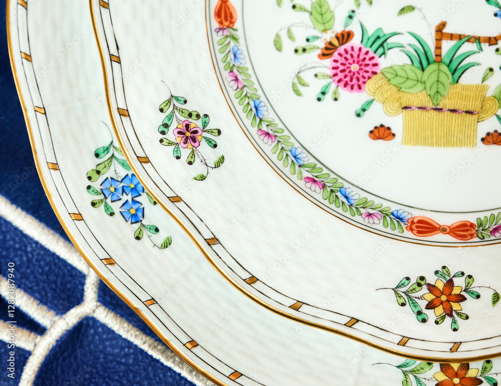 Vintage bicentennial porcelain in excellent condition with handmade spring flowers. Magnificent spring setting Herend