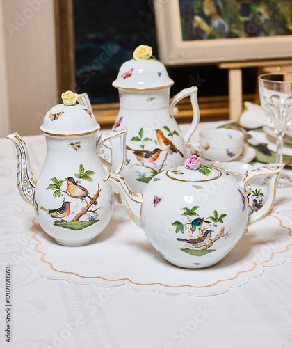 Obraz na płótnie Fine vintage Rothschild Bird porcelain for true connoisseurs and royalty. The finest hand-painted forforework. Magnificent setting using unique textiles and fresh flowers. This service will not leave w salonie