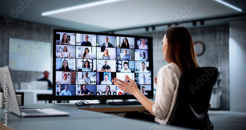 Obraz na płótnie Female HR professional conducting online video conference w salonie