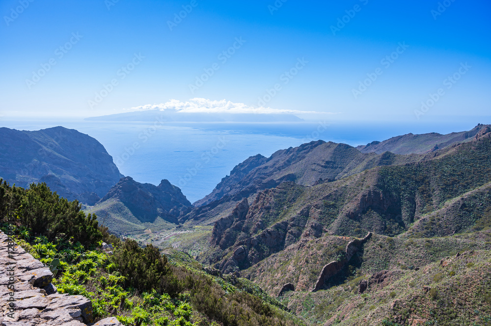 Blick über das Tenogebirge im Westen der Kanareninsel Teneriffa auf die Nachbarinsel La Gomera, Spanien
