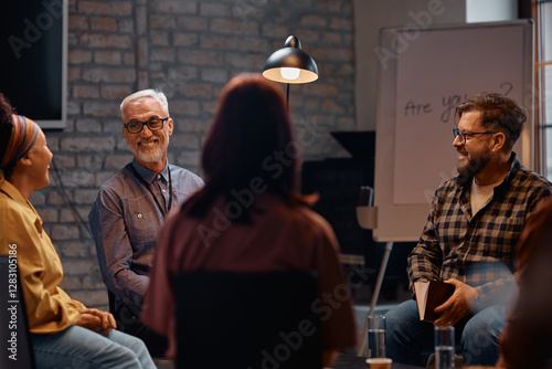 Wallpaper Mural Happy counselor and group therapy participants during a meeting at mental health center. Torontodigital.ca
