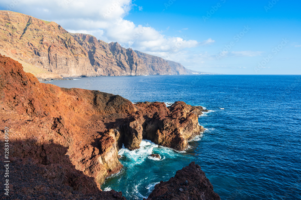Blick von der westlichsten Spitze Teneriffas, Kap Punta de Teno, in Richtung Steilküste von Los Gigantes, Kanareninsel Teneriffa, Spanien