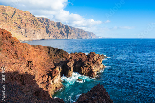 Obraz na płótnie Blick von der westlichsten Spitze Teneriffas, Kap Punta de Teno, in Richtung Steilküste von Los Gigantes, Kanareninsel Teneriffa, Spanien w salonie
