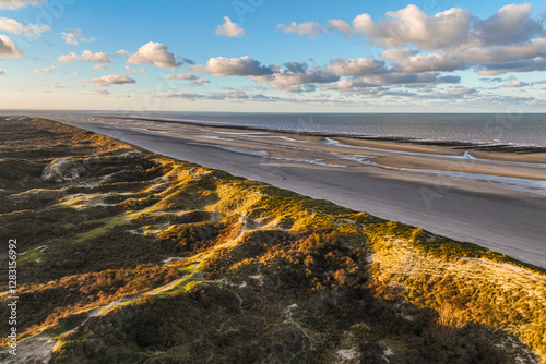 Survol de la plage de Quend-plage au petit matin photo