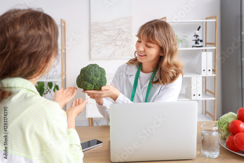 Nutritionist consulting pat...