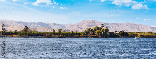 Cuadro en lienzo mountains with nile river