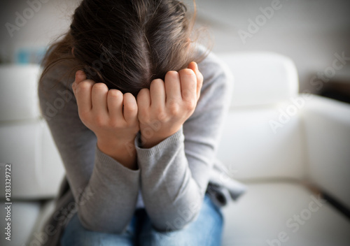 Obraz na płótnie teen girl in crisis w salonie