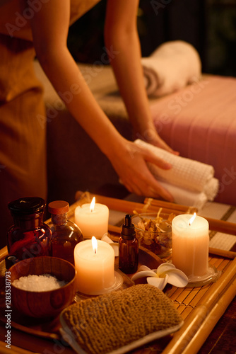 Foto Vertical high angle shot of unrecognizable masseuse putting three towel rolls on