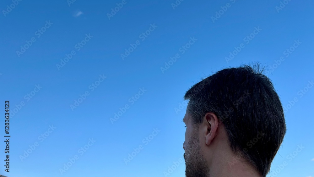 Obraz premium 空を見上げる男性と空