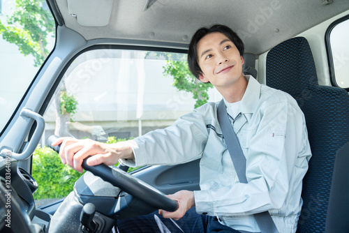 トラックを運転する若い男性