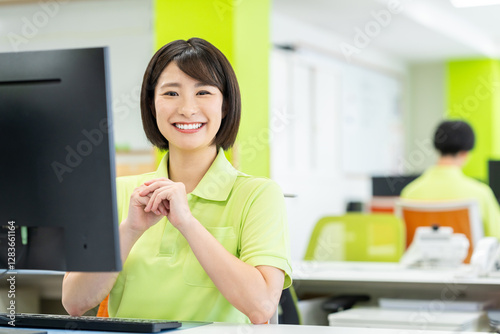 事務所で働く介護スタッフ