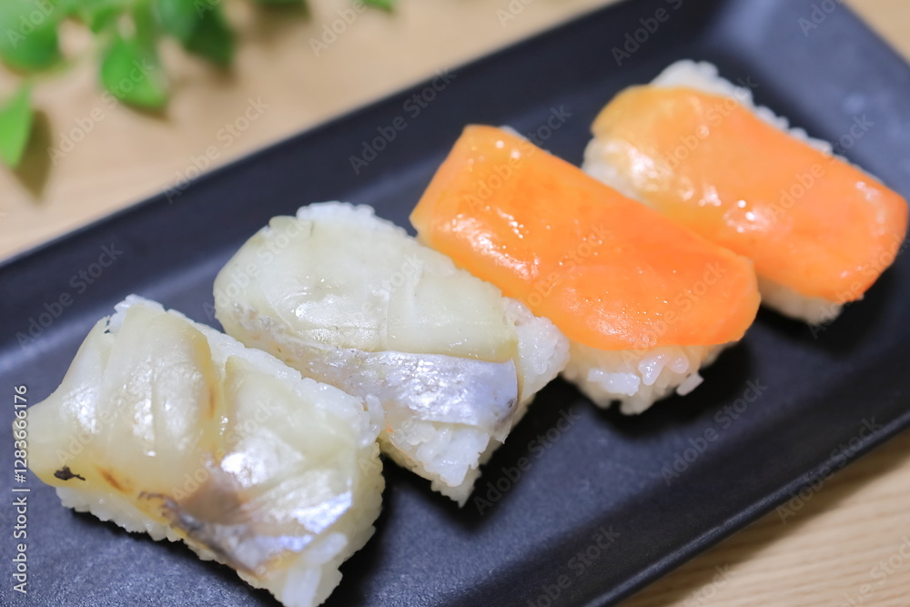 皿にのせた柿の葉寿司 皿にのせた柿の葉寿司