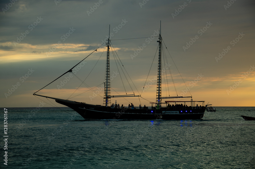 Obraz premium a boat at sunset in Aruba some time ago