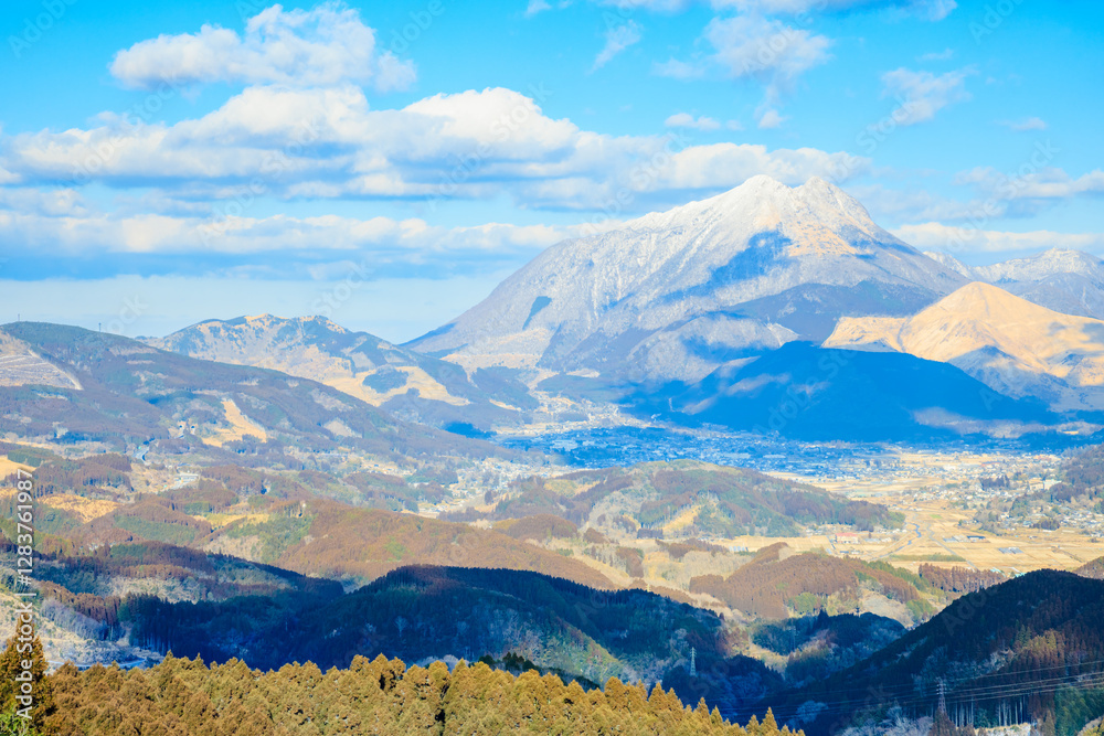 冬の蛇越展望台から見た由布岳 大分県由布市 Mt. Yufu seen from the Jakoshi Observation Deck in winter. Oita Pref, Yufu City. 冬の蛇越展望台から見た由布岳 大分県由布市 Mt. Yufu seen from the Jakoshi Observation Deck in winter. Oita Pref, Yufu City.