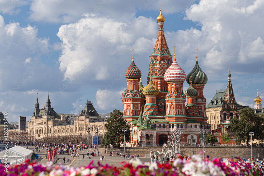 Obraz premium Moscow Kremlin and St Basil's Cathedral on Red Square, Russia