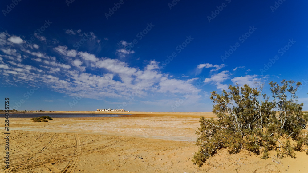 Fototapeta premium Il deserto del Sahara nella regione di Tezeur le località di Ong Jmal e il villaggio di Star Wars. Tunisia Nord Africa