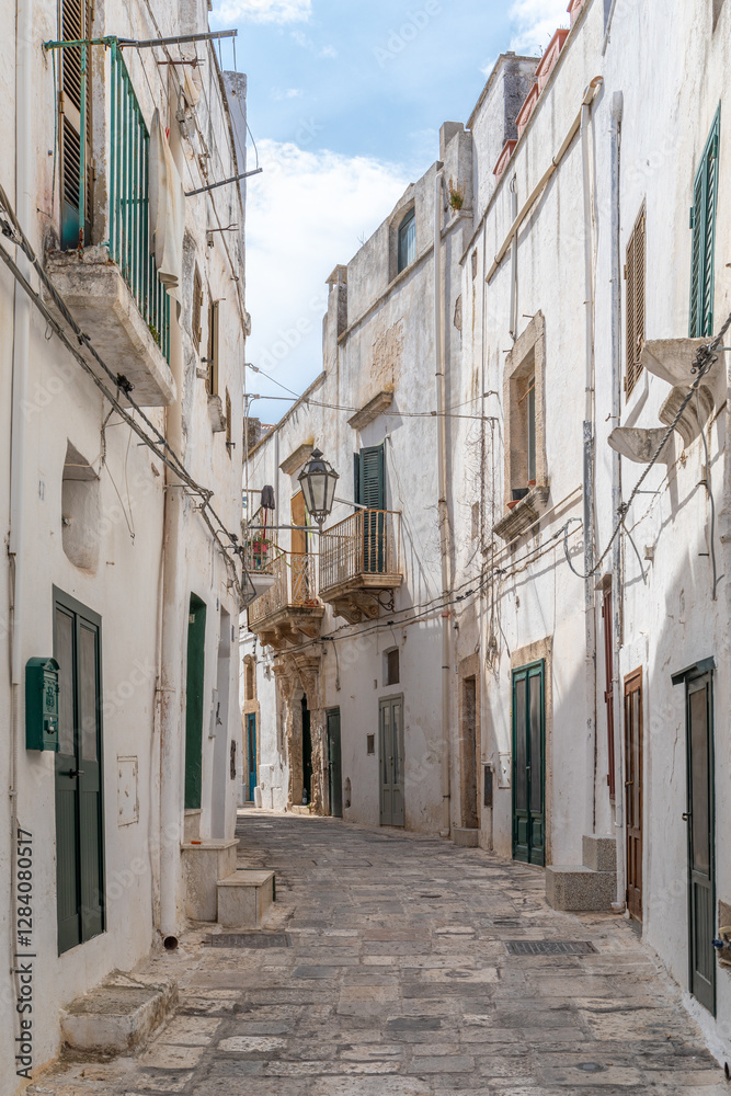 Ruelle pittoresque de Ostuni, la ville blanche, dans les Pouilles, Italie