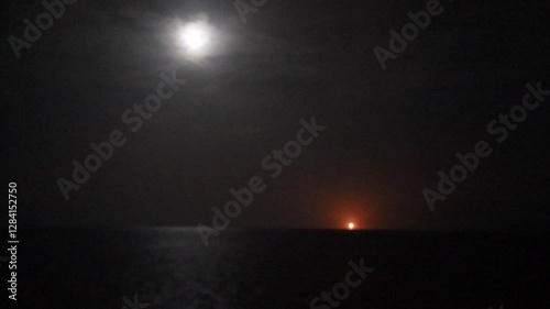 Vollmond über Ölförderung auf See