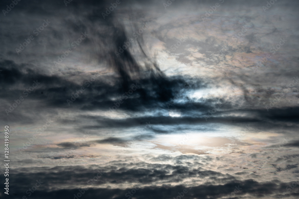 Zarte Schleierwolken in der Abenddämmerung Zarte Schleierwolken in der Abenddämmerung