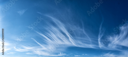 Zarte Schleierwolken am blauen Himmel