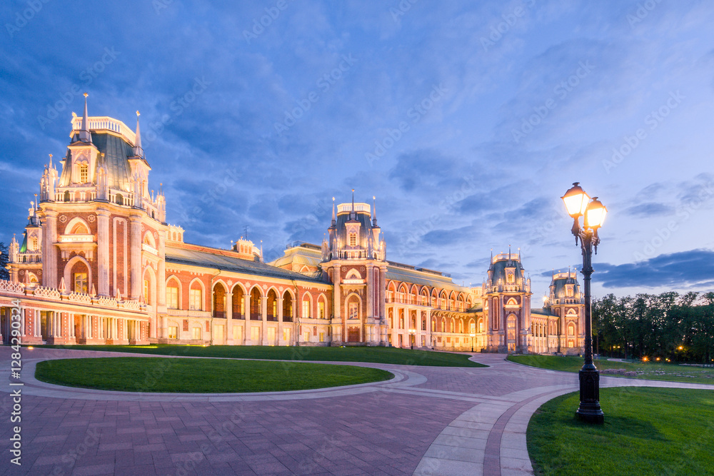 Obraz premium Evening view of the Ensemble of the Tsaritsyno Estate, the Grand Palace. Moscow, Russia