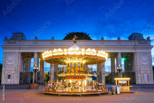 Obraz na płótnie Evening view of the horse riding carousel, at the entrance to the park. Moscow, Russia w salonie