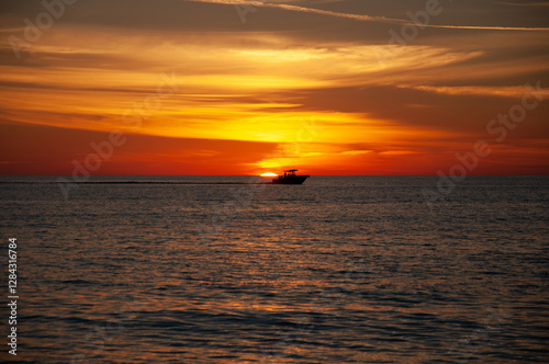 Fischerboot im gelb orangenen Sonnenuntergang
