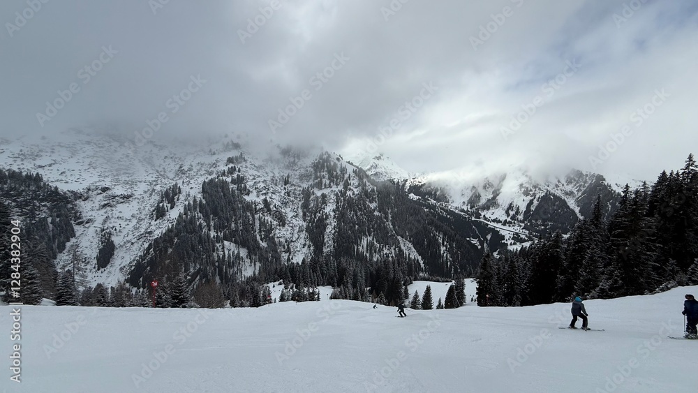 Obraz premium Skiing in the snow covered mountains of Austria