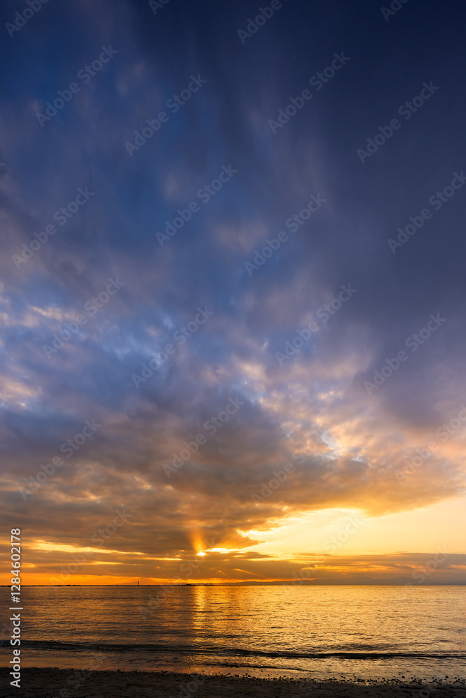 湘南の夕暮れ、静寂の海と輝く空
湘南の夕暮れ、静寂の海と輝く空