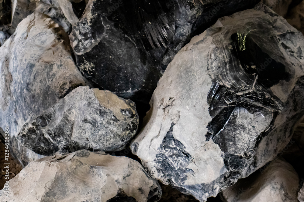 Naklejka premium Obsidian pieces at the Teotihuacan archeological site.