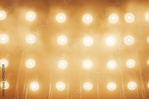 Un escenario con luces BLANCAS y focos BLANCOS, iluminación de concierto BLANCA, atmósfera de concierto, tonos FRÍOS