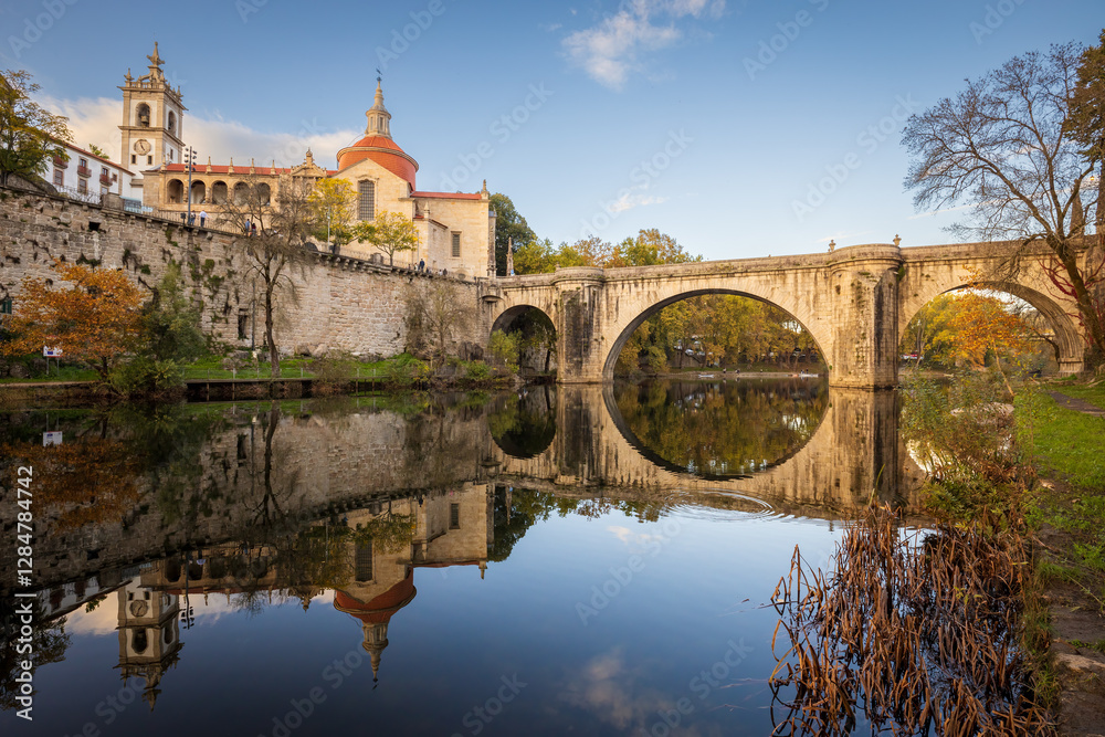 Obraz premium Sao Goncalo bridge over Tamega river and Sao Goncalo church at sunset in Amarante, north of Portugal 