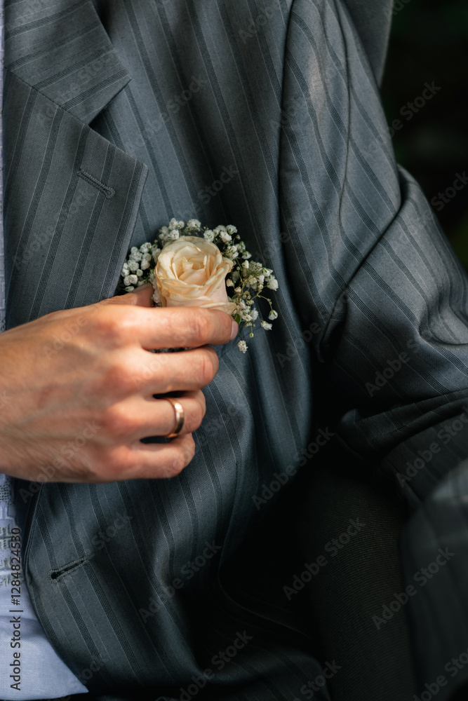 Mano de la novia con anilo de bodas y ramo de novia Mano de la novia con anilo de bodas y ramo de novia