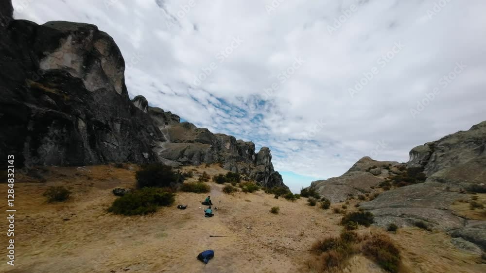 Drone fpv volant sur une montagne