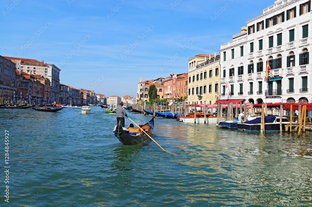 Fototapeta premium Le grand canal bordé d'immeubles et encombré de typiques gondoles à Venise.
