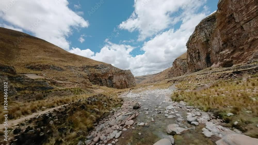 Prise de vue avec drone fpv, impressionnante vue depuis le ciel, prise de vue à très haute vitesse au dessus d'une rivière en montagne